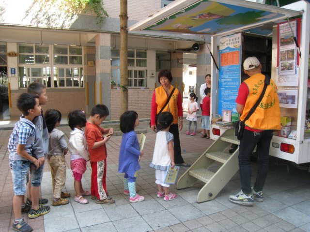 引進行動圖書車